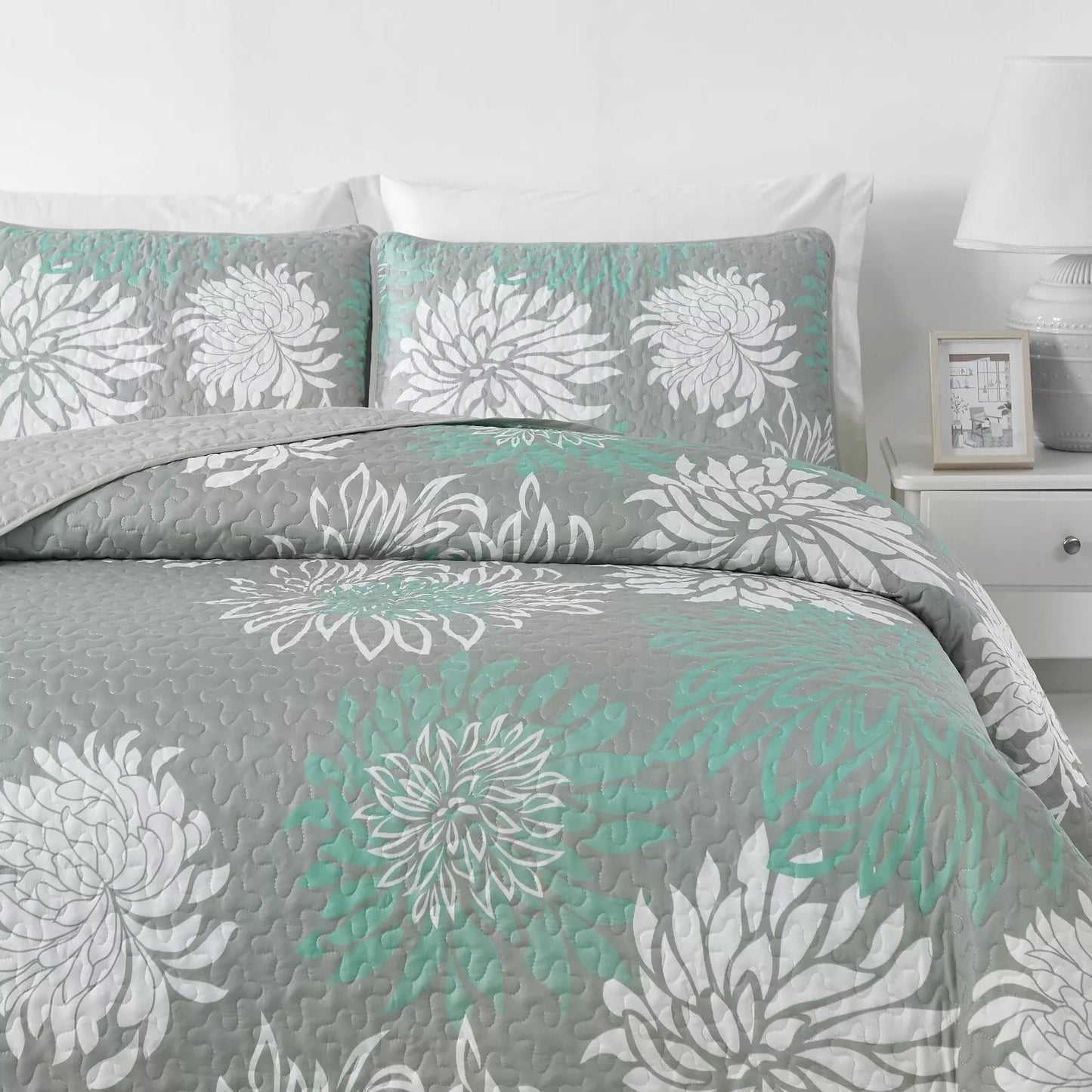 Elegant Quilted Bedspread and Pillowcases Set: Infuse Your Bedroom with Charm - Queen size