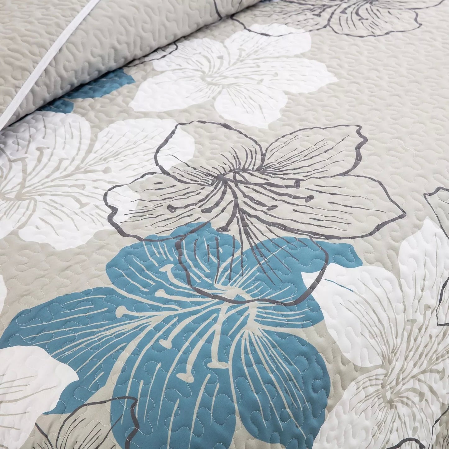 Intricate Quilted Coverlet and Pillowcases Set: Artistry in Every Stitch - Queen size