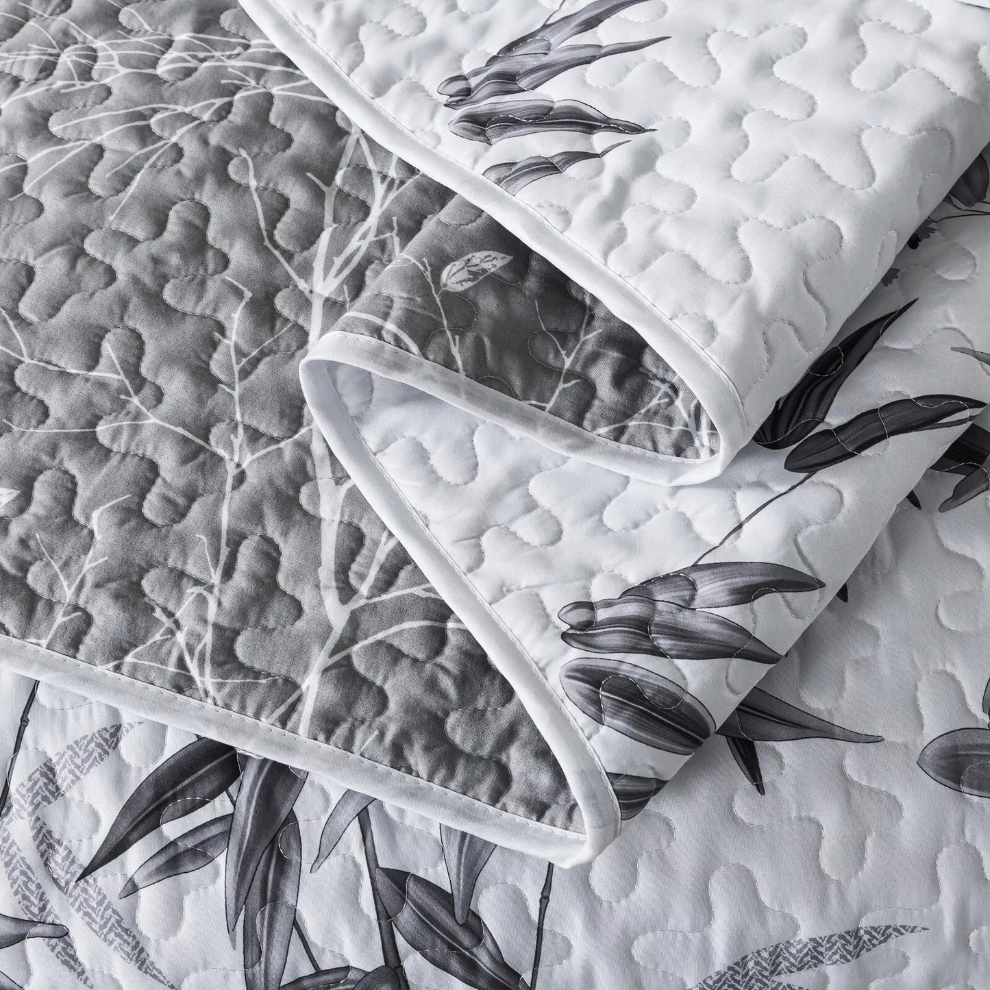 Finely Quilted Bedspread and Pillowcases Set: A Blend of Art and Comfort - Queen size