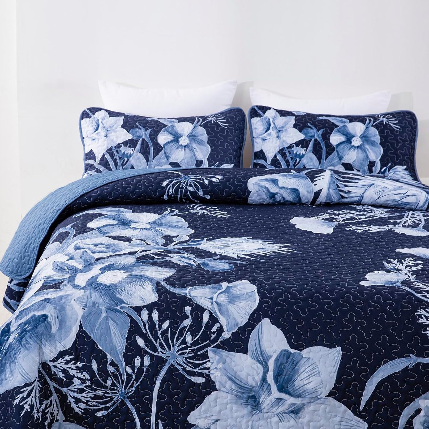 Vibrant Quilted coverlet and pillowcovers set: Eye Catching Design - Queen size