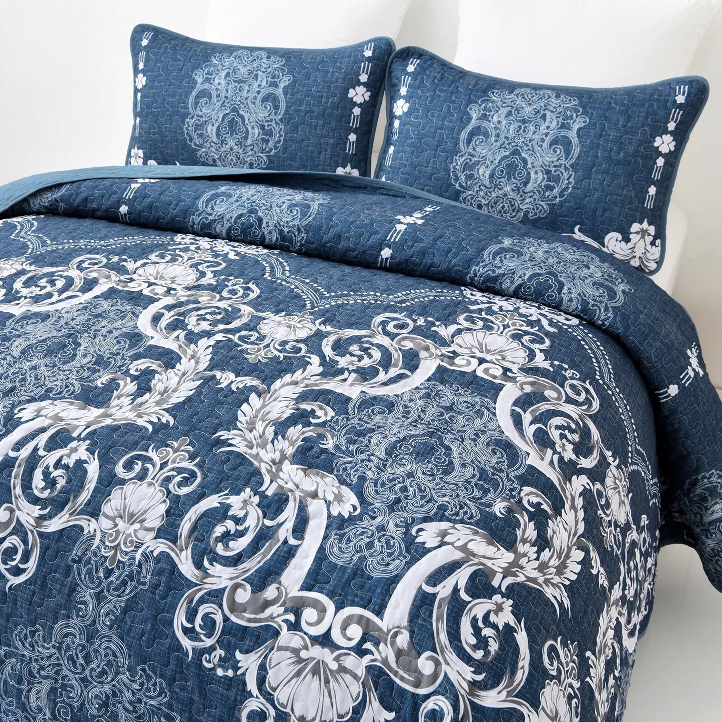 Alluring Quilted bedspread and pillowcovers set: Luxurious Bedroom Addition - Queen size