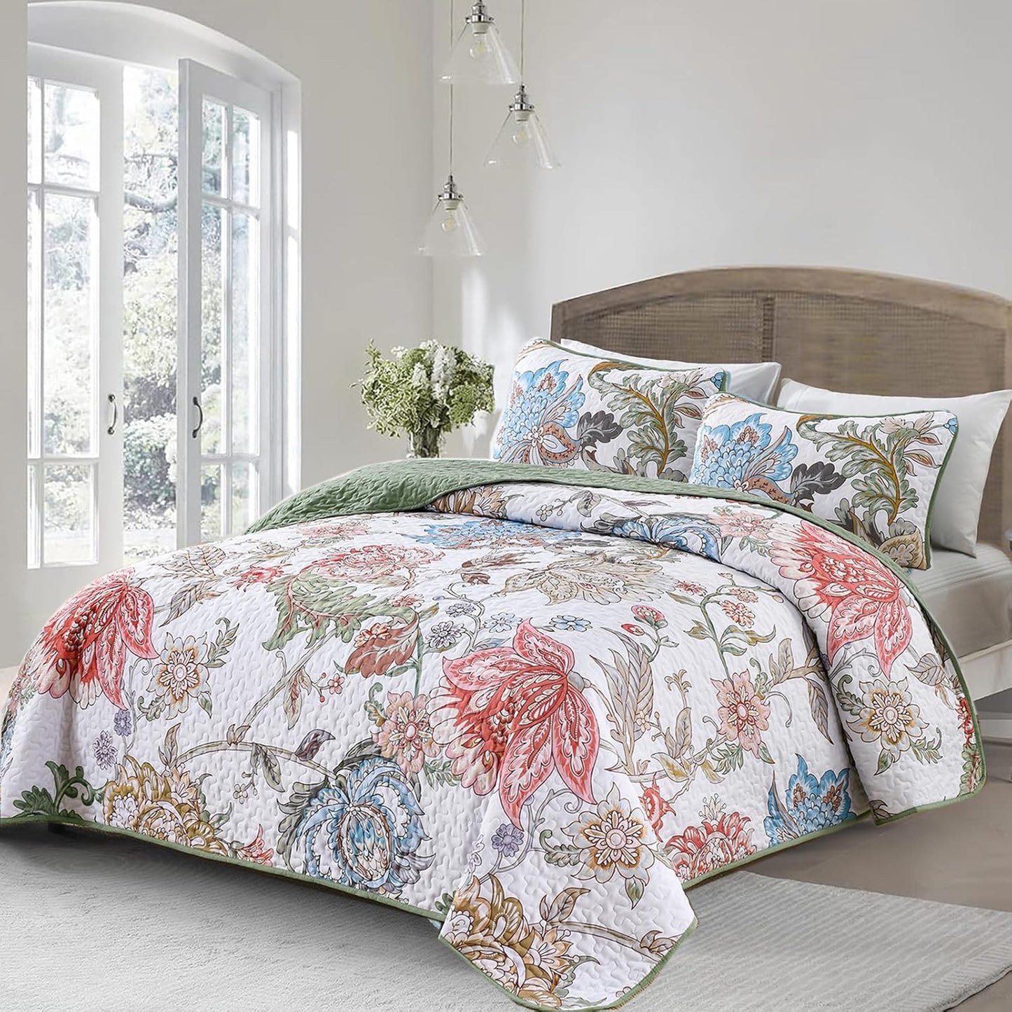 Warm and Inviting Quilted Bedspread and Pillowcases Set: Designed for Relaxation - Queen size