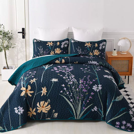 Abstract Quilted coverlet and pillowcovers set: Unique and Artistic - Queen size