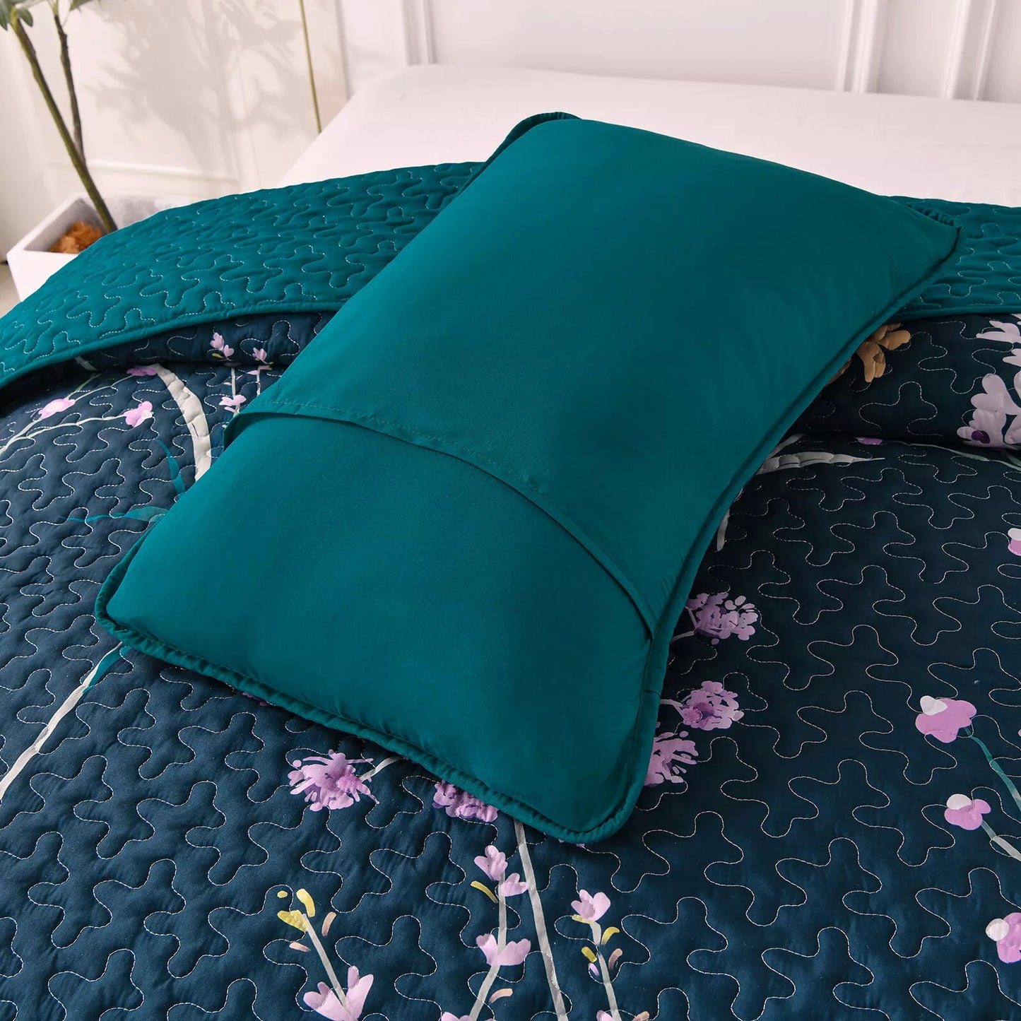 Abstract Quilted coverlet and pillowcovers set: Unique and Artistic - Queen size