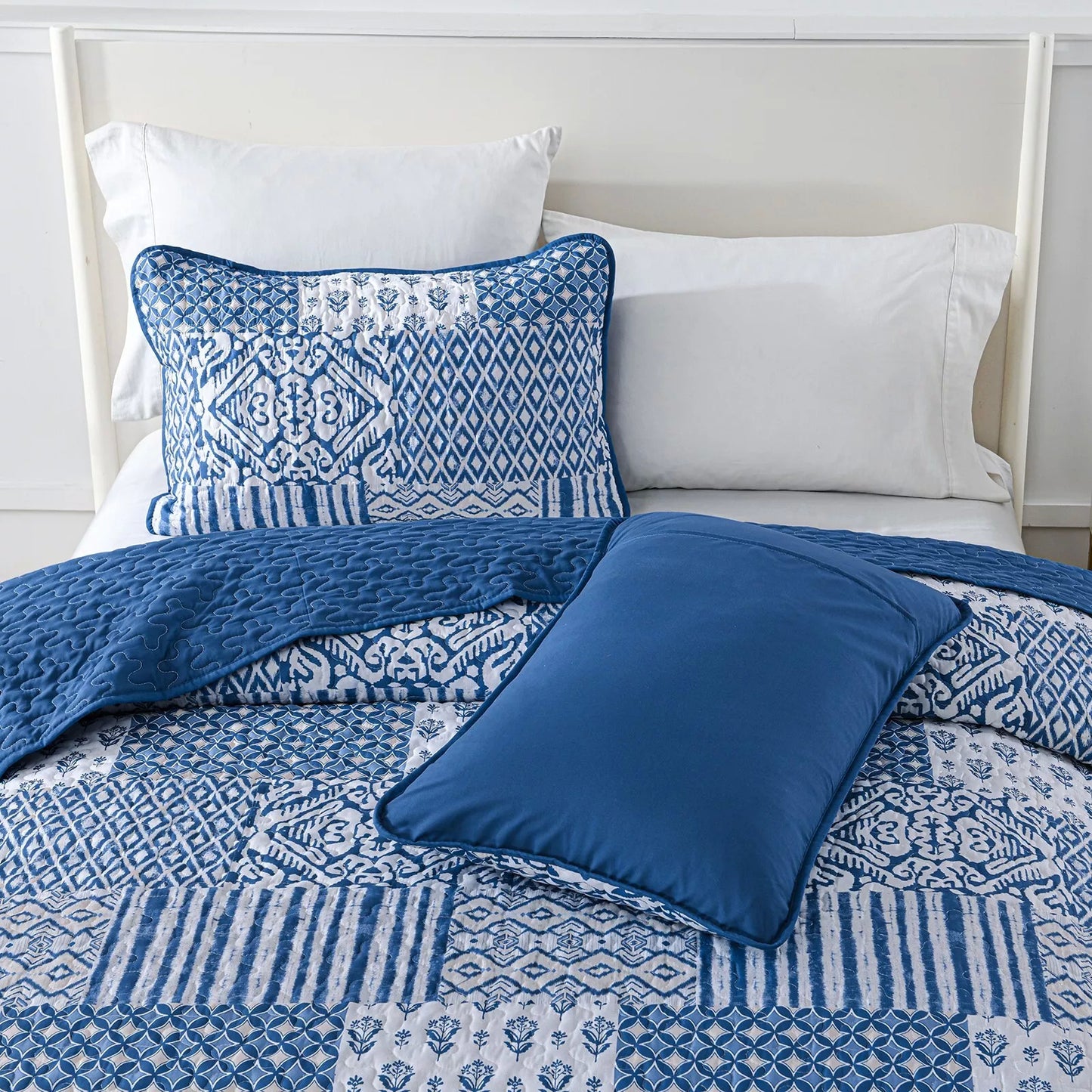 Blissful Quilted bedspread and pillowcovers set: Relax in Style - Queen size