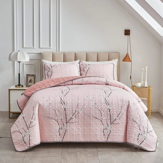 Versatile Quilted Coverlet and Pillowcases Set: Adapts to Every Season - Queen size