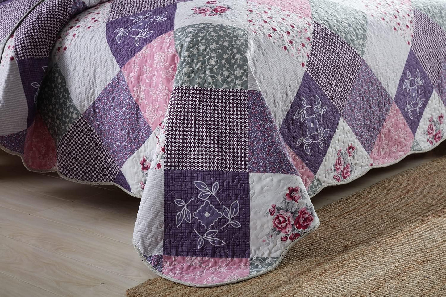 Quaint Quilted bedspread and pillowcovers set: Perfect for a Cozy Retreat - Queen size