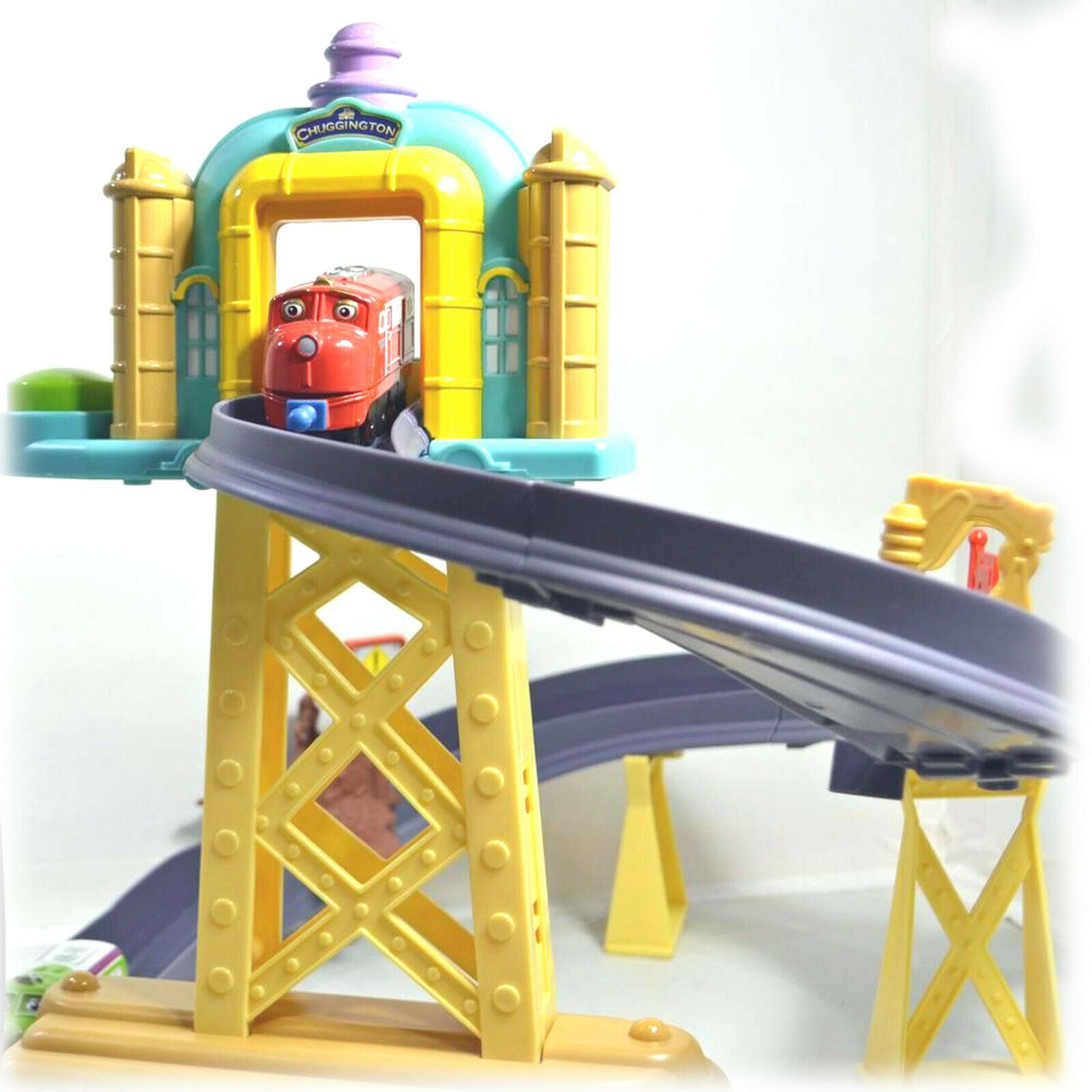 Chuggington Train Motorised Training Yard Loop Ready to Play Set with Diecast Wilson - image3