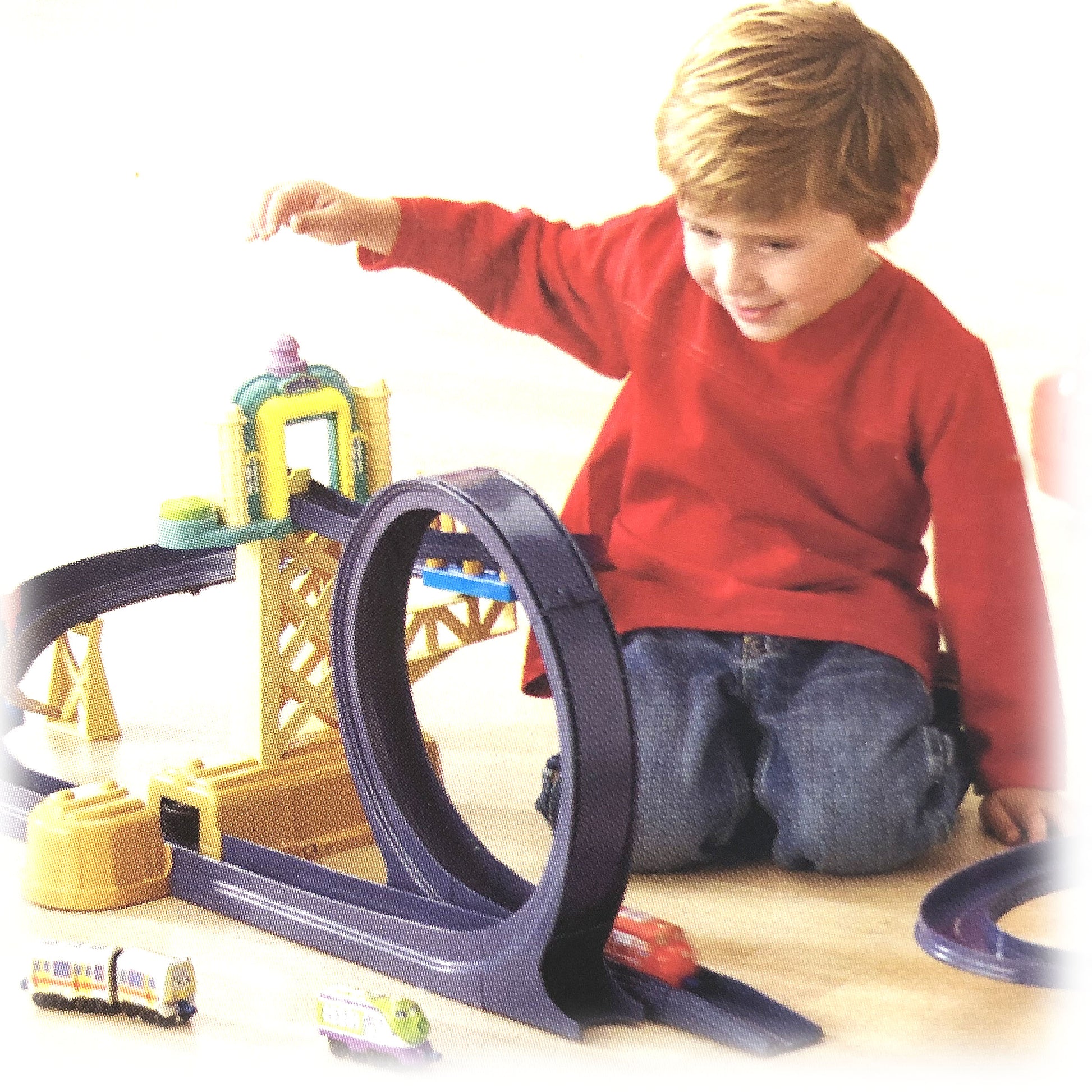 Chuggington Train Motorised Training Yard Loop Ready to Play Set with Diecast Wilson - image5